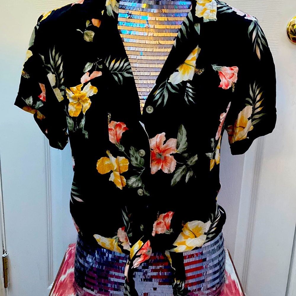 Hollister: Floral/ Front tie/ button up Tee-Shirt size medium